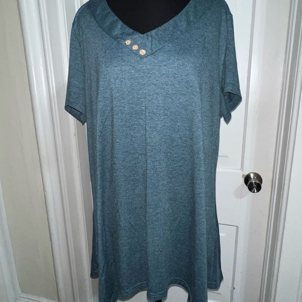 Women's size 2X, women's plus size 2X shirt buttons v-neck top blouse